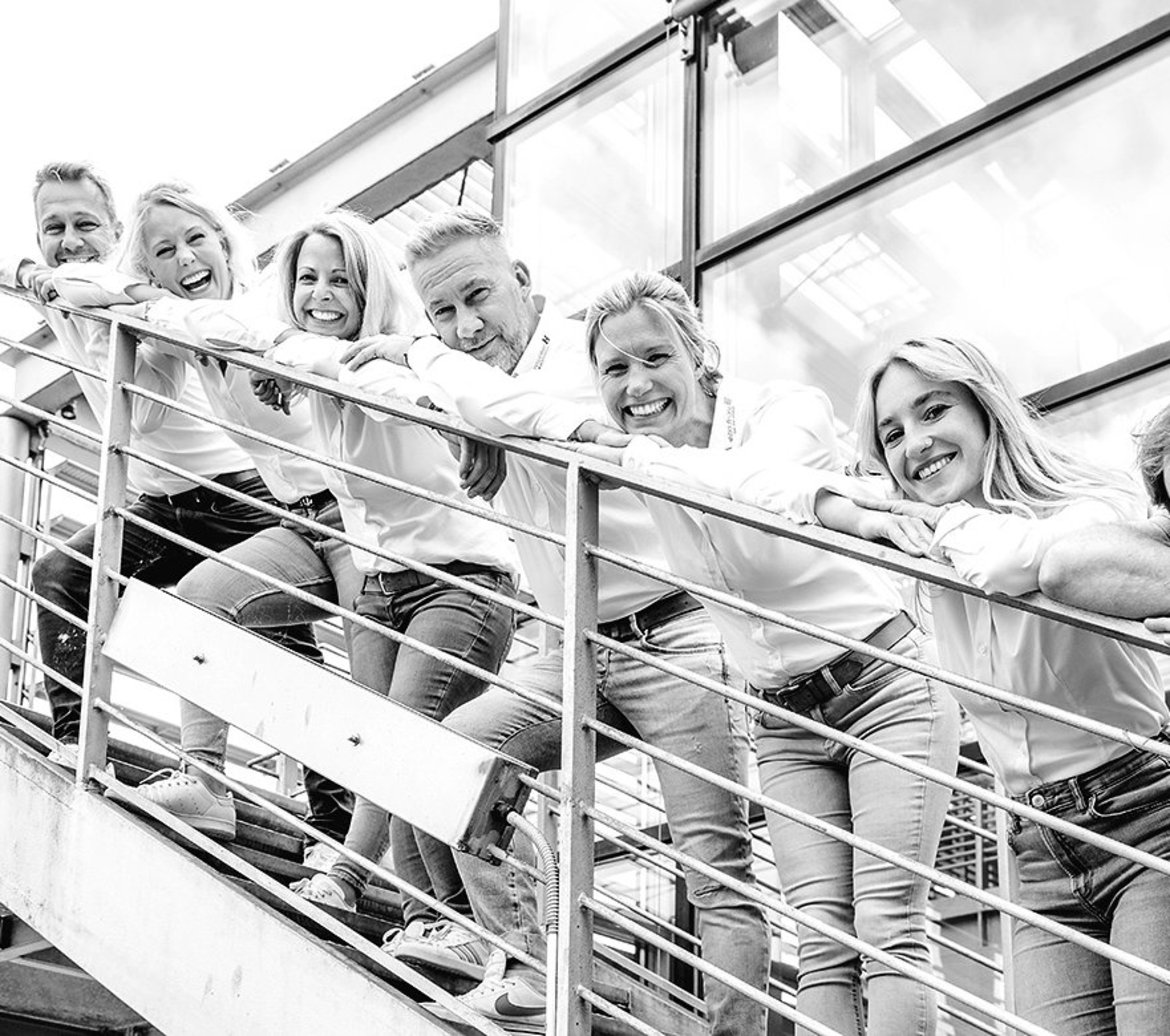 Teamfoto von ah immobilien auf der Treppe